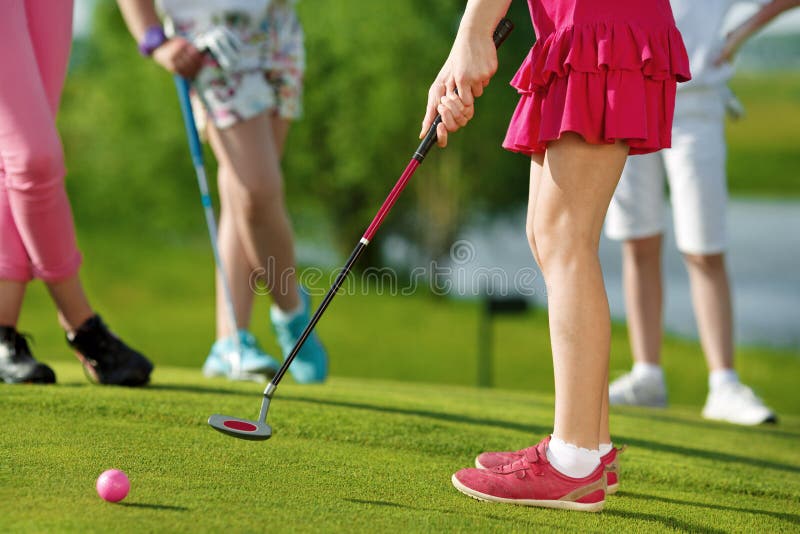 Kinder, die Golf spielen stockbild. Bild von golf, praxis 61268677