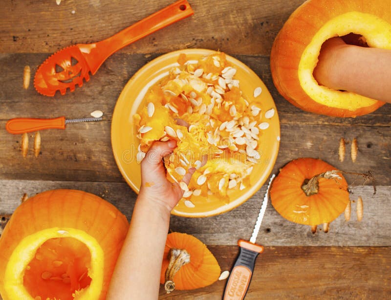 Kinder, die Halloween-Dekoration machen stockfoto Kinder, die Halloween-Dekoration machen stockfoto