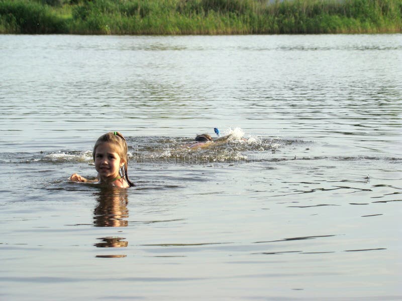 Kinder die im Fluss  baden stockfoto Bild von jugend 