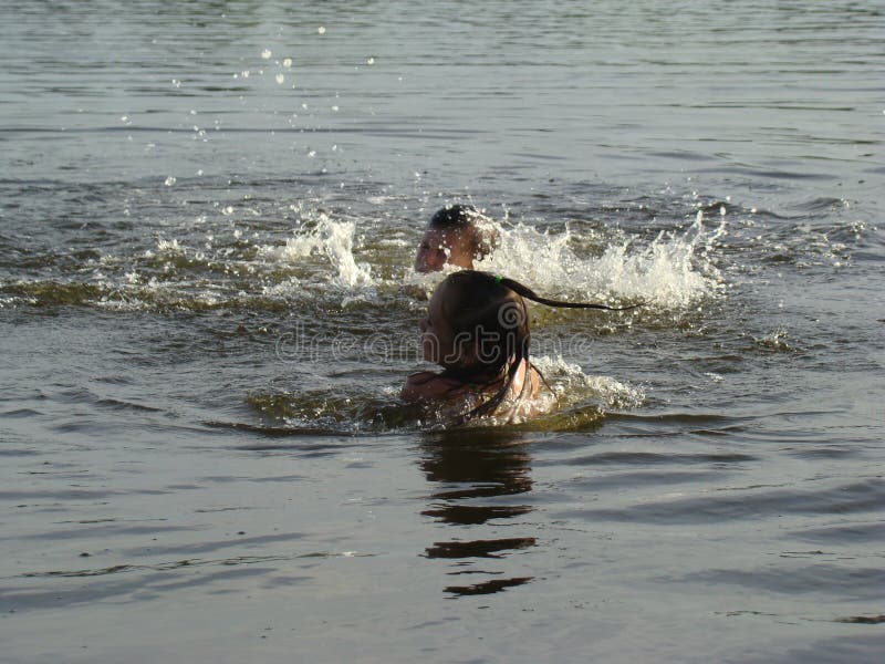 Kinder die im Fluss  baden stockbild Bild von kinetik 