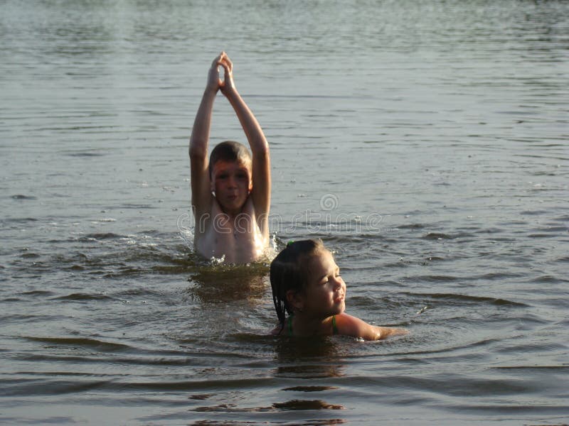 Kinder die im Fluss  baden stockbild Bild von zicklein 