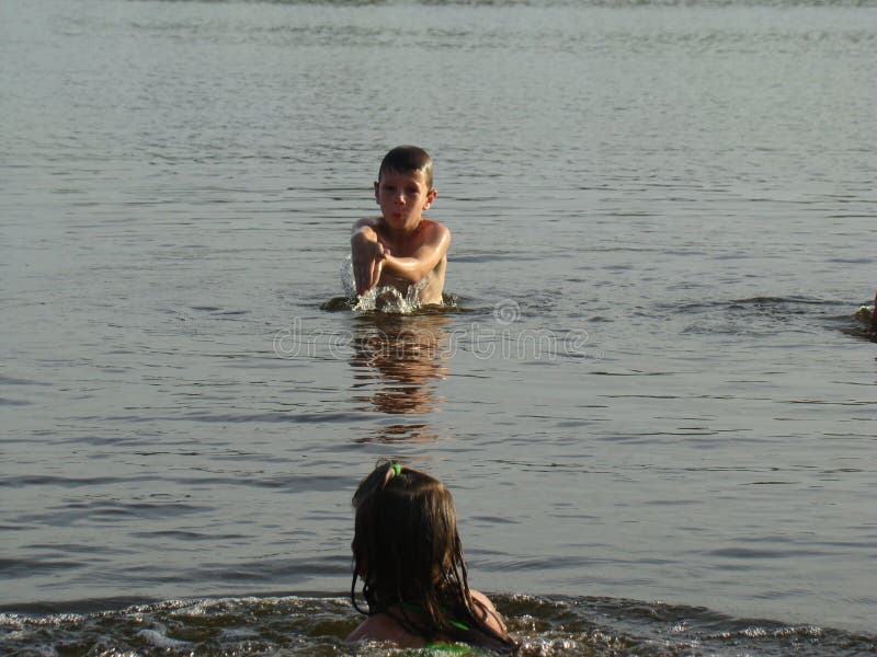 Kinder die im Fluss  baden stockfoto Bild von kinetik 