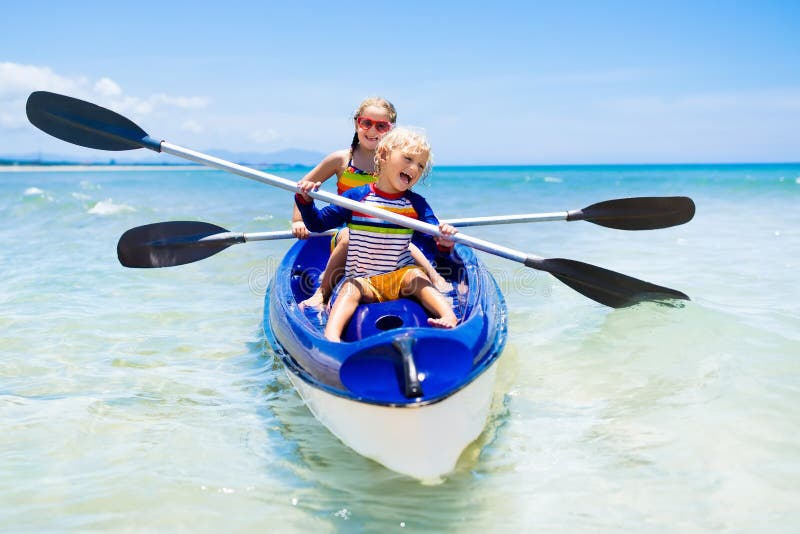 Kinder, die im Ozean Kayak fahren Kinder im Kajak im tropischen Meer stockfotos Kinder, die im Ozean Kayak fahren Kinder im Kajak im tropischen Meer stockfotos