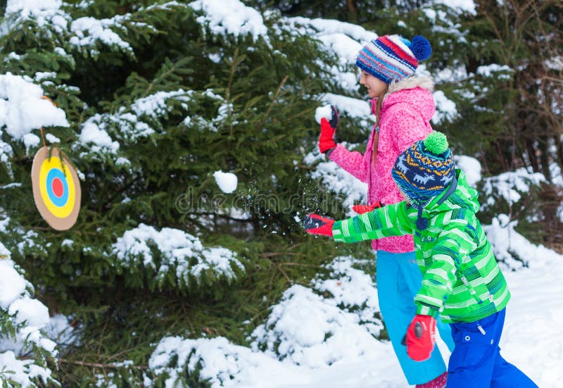 Kinder, die im Schnee plaing sind stockbilder Kinder, die im Schnee plaing sind stockbilder