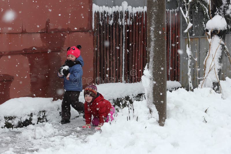 Kinder, die im Schnee spielen lizenzfreie stockfotos Kinder, die im Schnee spielen lizenzfreie stockfotos