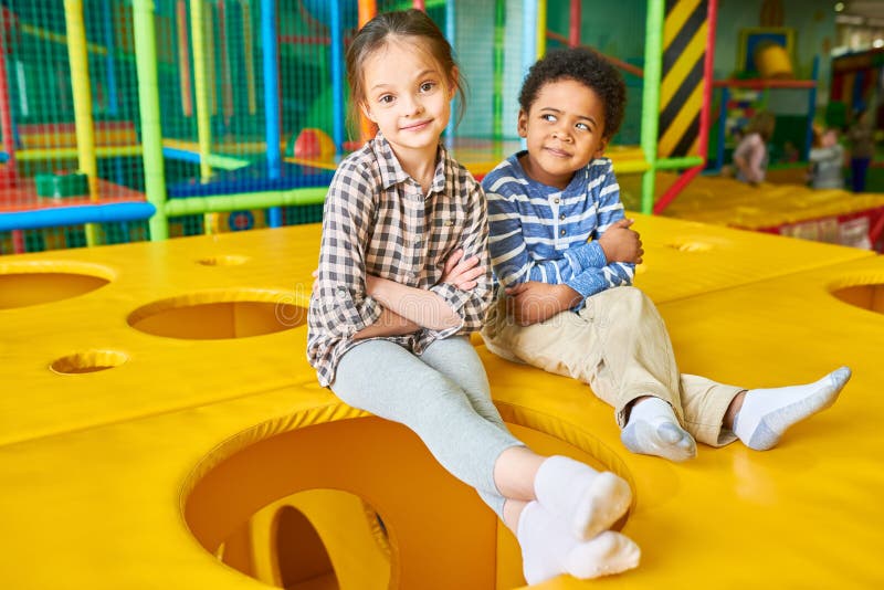 Kinder, die im Tummelplatz aufwerfen stockfotos Kinder, die im Tummelplatz aufwerfen stockfotos