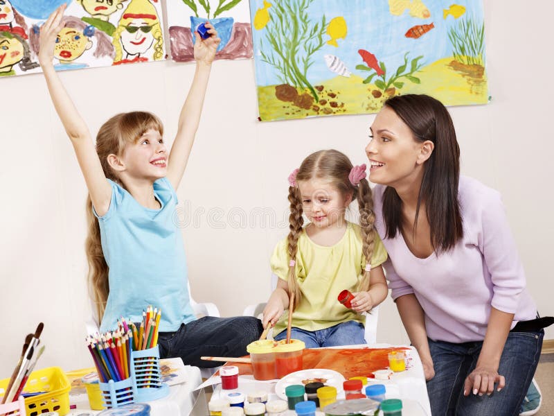 Kinder, die im Vortraining malen. stockfotografie Kinder, die im Vortraining malen. stockfotografie