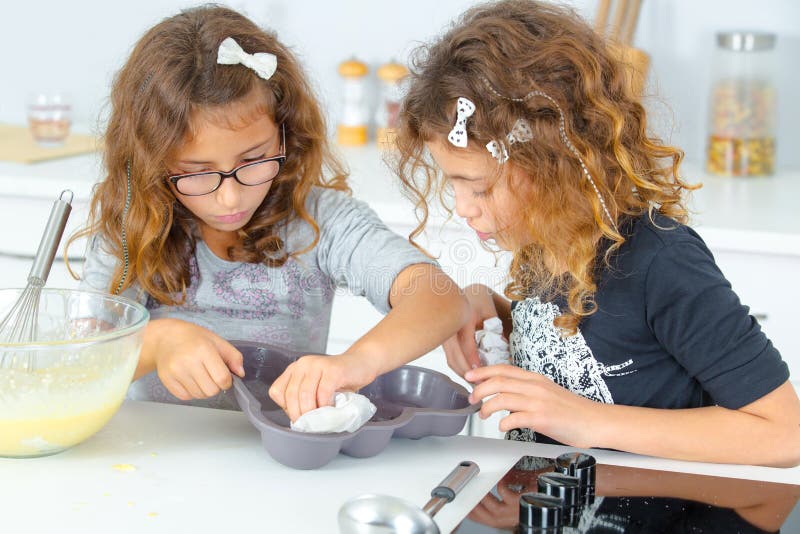 Kinder, die Kuchenform säubern stockfoto Kinder, die Kuchenform säubern stockfoto