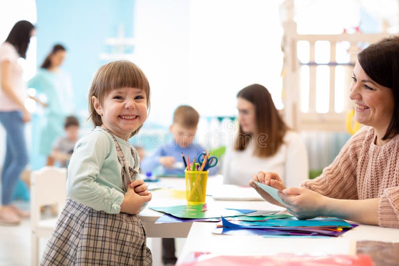 Kinder, die Künste und Handwerk im Kindergarten mit Lehrer lernen