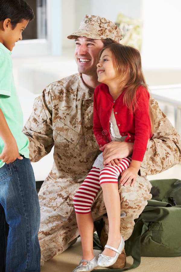 Kinder, die Militärvater Home On Leave grüßen