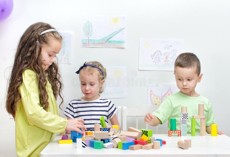 Kinder, die mit Blöcken spielen stockfotografie Kinder, die mit Blöcken spielen stockfotografie