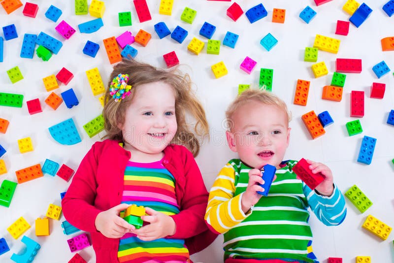 Kinder, die mit bunten Blöcken spielen stockbild Kinder, die mit bunten Blöcken spielen stockbild