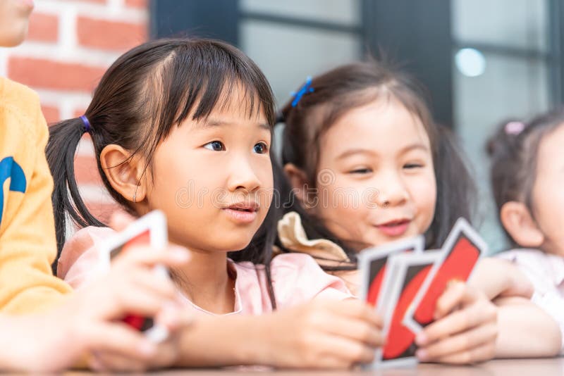 Kinder, die mit der Zählung der Karte im Klassenzimmer spielen lizenzfreies stockbild