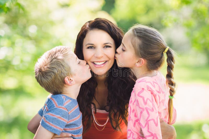 Kinder, die Mutter küssen stockfoto Kinder, die Mutter küssen stockfoto