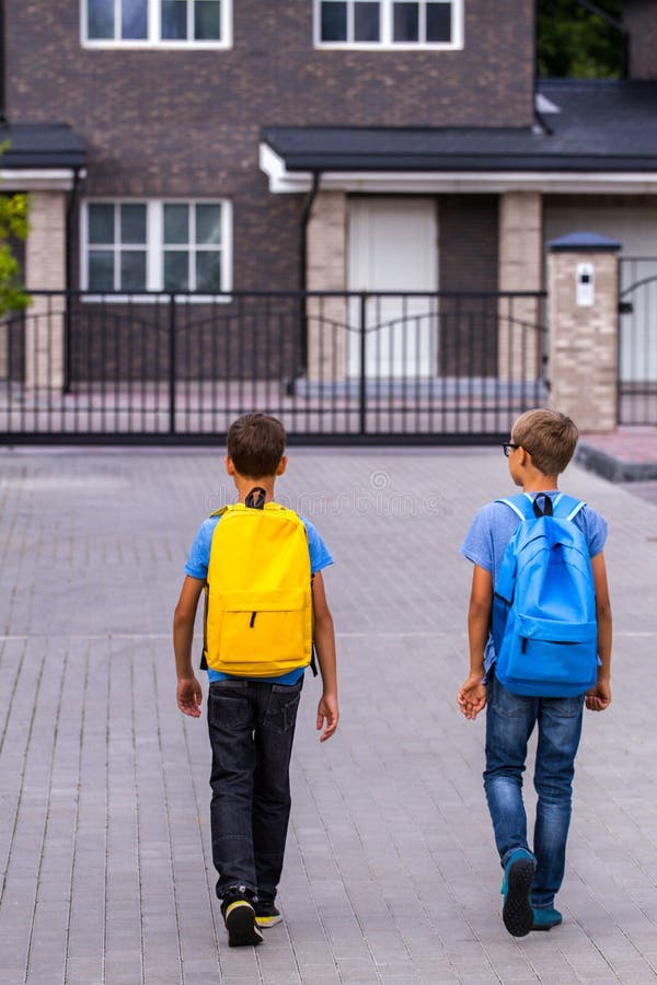 Kinder, Die Nach Hause Von Der Schule Gehen Rückseitige