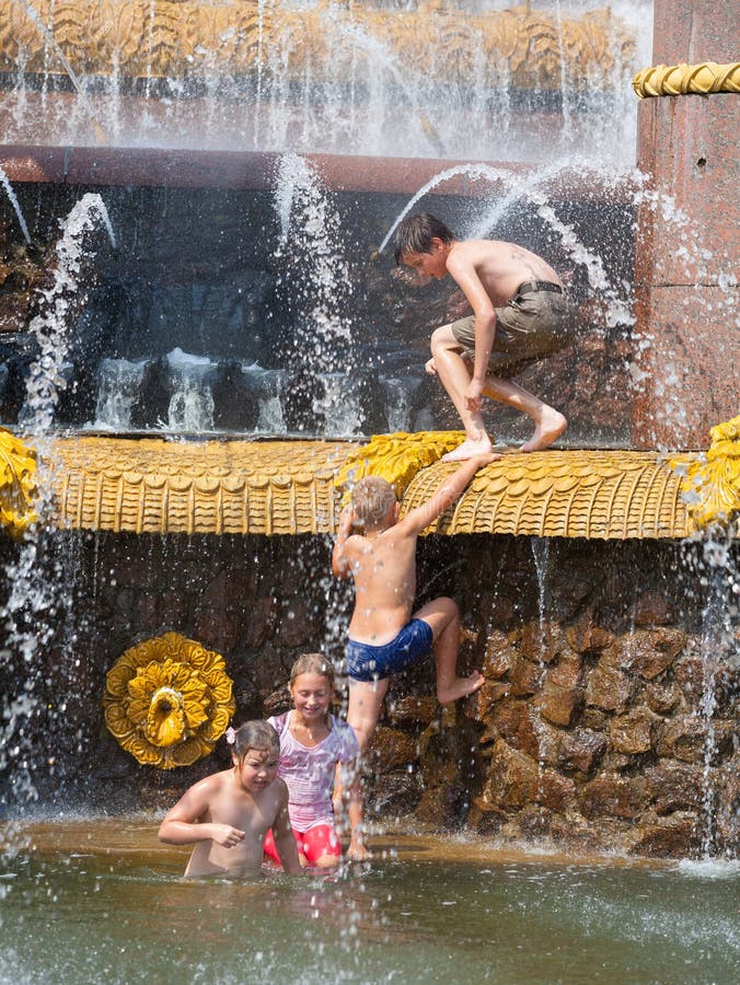 Kinder, Die Nahe Einem Brunnen Baden Redaktionelles Foto