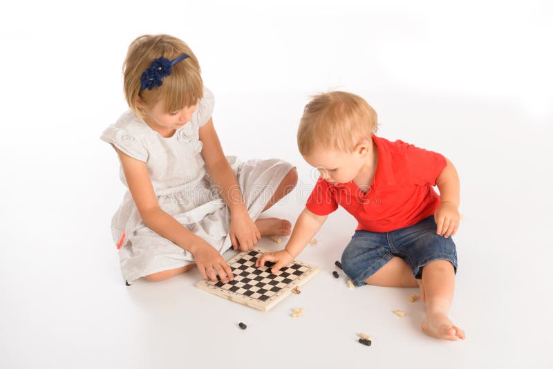 Kinder, die Schach spielen