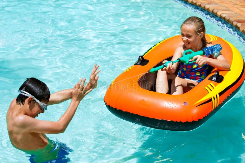 Kinder Die Spaß Im Swimmingpool Haben Stockbild Bild Von Draussen Gläser 30086047