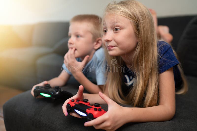 Kinder, die Videospiele spielen stockfotos Kinder, die Videospiele spielen stockfotos