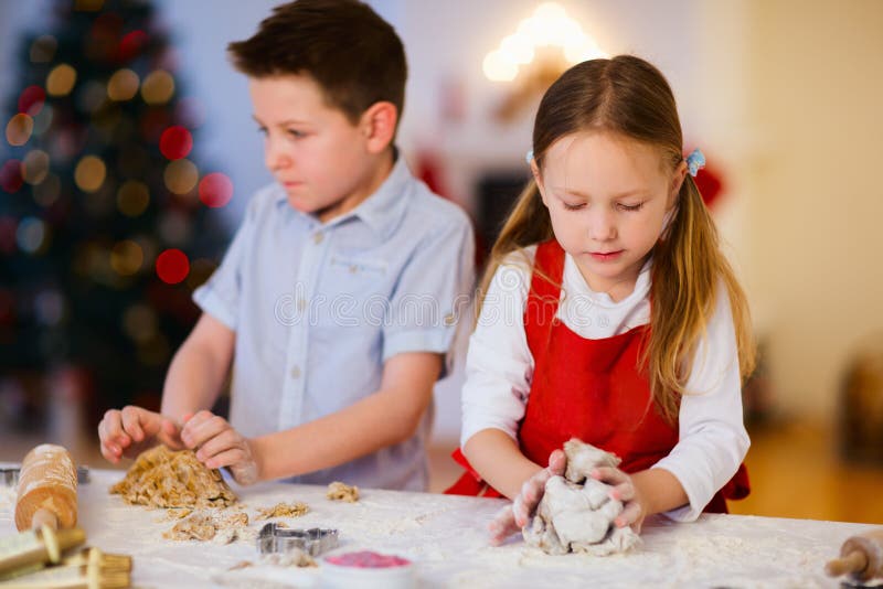 Zwei Kinder, Die Helfen, Torte Zu Backen Stockbild Bild