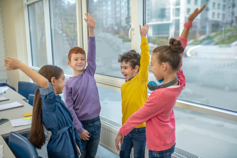Kinder, die während des Unterrichts in der Schule spielen stockfoto Kinder, die während des Unterrichts in der Schule spielen stockfoto