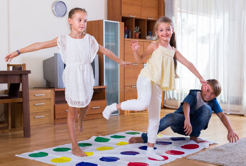 Kinder, Die Zu Hause Twister Spielen Stockfoto - Bild von ...