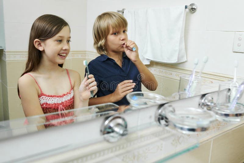 Kinder, die Zähne putzend genießen stockbild Kinder, die Zähne putzend genießen stockbild