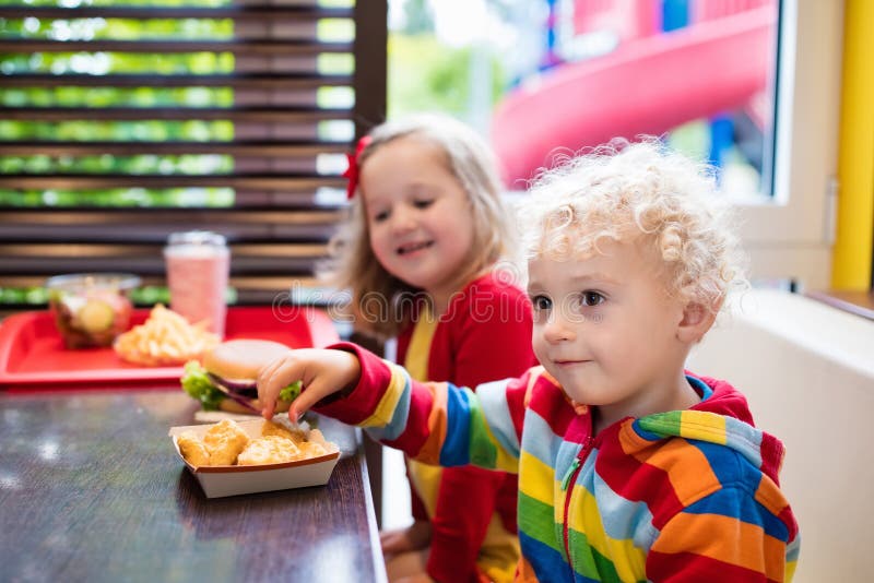 Kinder in einem Schnellrestaurant