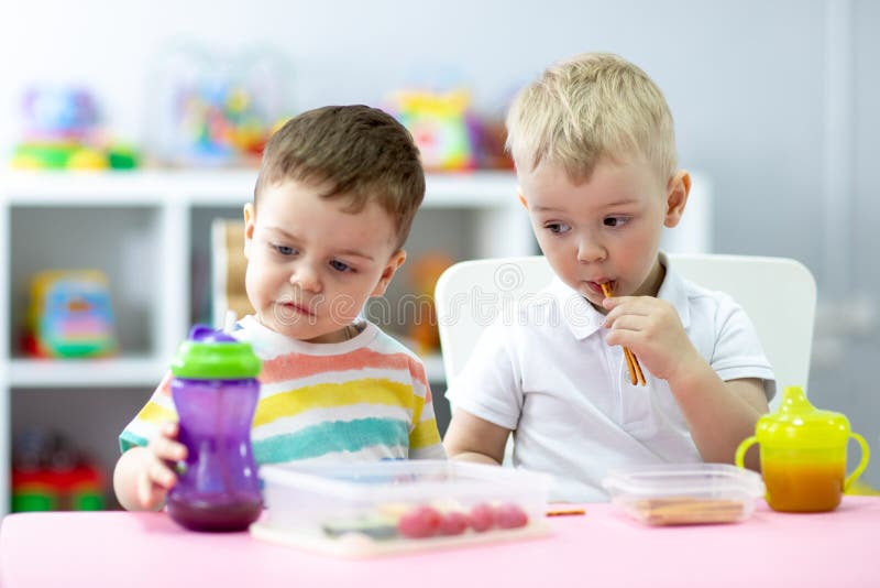 Kinder essen im Kindergarten zu Mittag