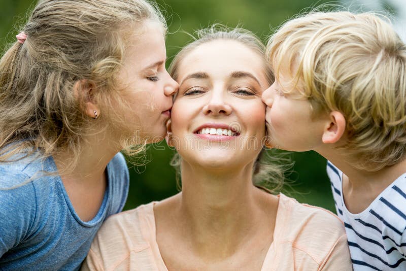 Kinder geben Mutter einen Kuss lizenzfreie stockbilder Kinder geben Mutter einen Kuss lizenzfreie stockbilder