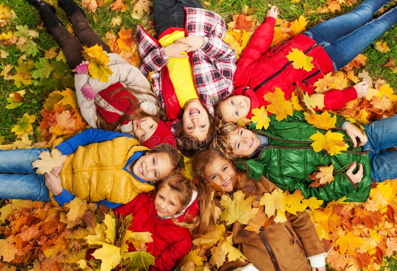 Kinder gelegt auf das Herbstgras stockfoto Kinder gelegt auf das Herbstgras stockfoto