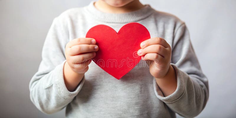 Kinder Hände halten rotes Papier Herz vektor abbildung