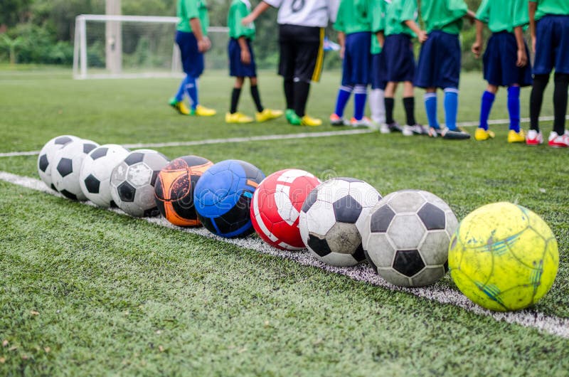 Kinder im Fußballpraxistraining lizenzfreies stockbild Kinder im Fußballpraxistraining lizenzfreies stockbild