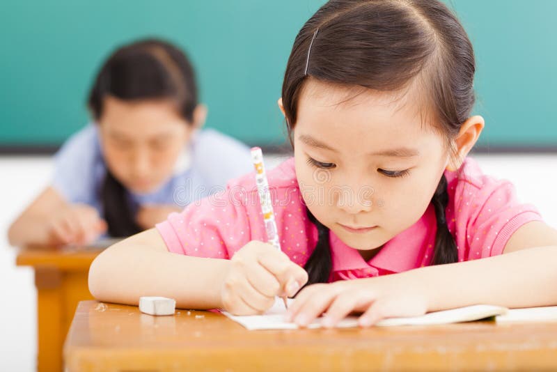 Kinder im Klassenzimmer mit Stift in der Hand stockbilder Kinder im Klassenzimmer mit Stift in der Hand stockbilder