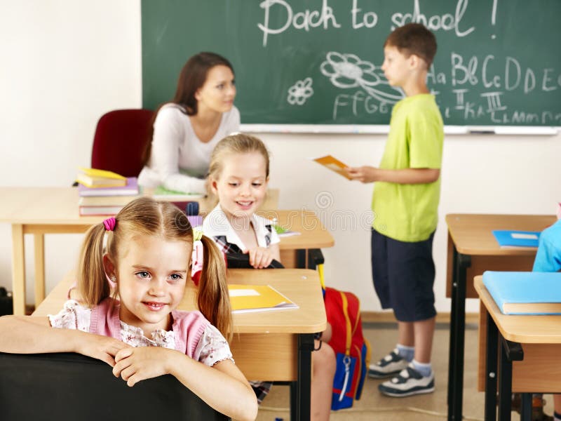 Kinder Im Klassenzimmer Nahe Tafel Stockfoto Bild Von Frau Rückseite 34069846