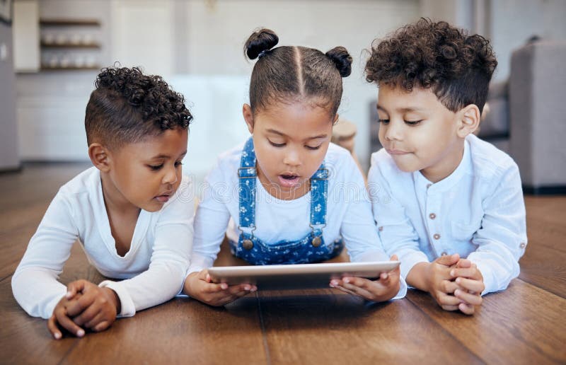 Kinder Jugend und Tablet auf der Etage zu Hause mit App-Unterhaltung und Internet. Geschwister Kleines Mädchen und Junge mit lizenzfreies stockbild