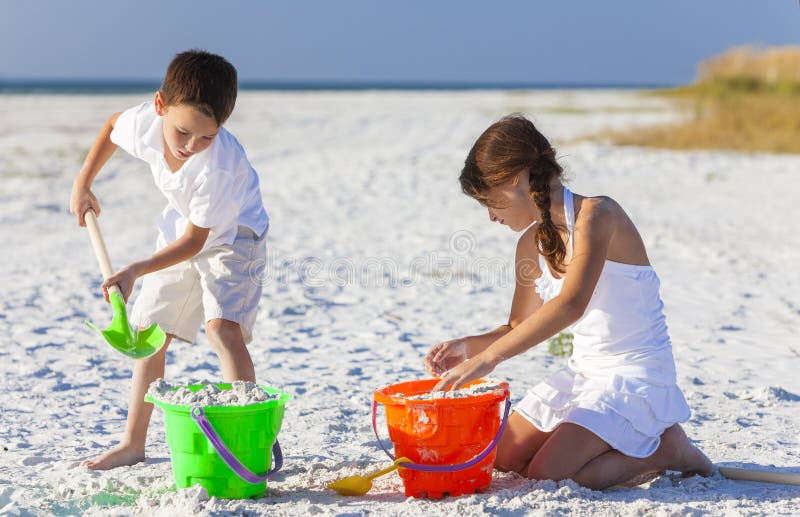 Kinder, Junge, Mädchen, Bruder u. Schwester Playing auf Strand lizenzfreies stockbild Kinder, Junge, Mädchen, Bruder u. Schwester Playing auf Strand lizenzfreies stockbild