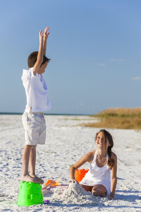 Kinder, Junge, Mädchen, Bruder u. Schwester Playing auf Strand stockbilder Kinder, Junge, Mädchen, Bruder u. Schwester Playing auf Strand stockbilder