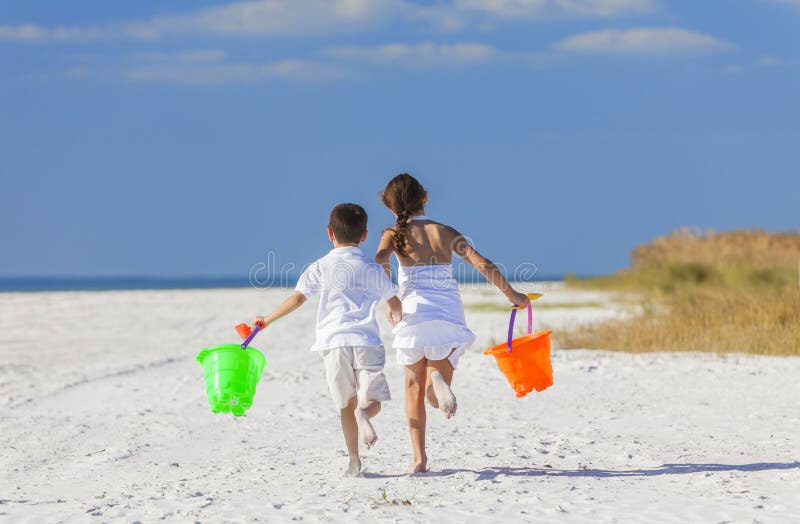 Kinder, Jungen-Mädchen-Bruder-Schwester Running Playing auf Strand lizenzfreie stockfotografie Kinder, Jungen-Mädchen-Bruder-Schwester Running Playing auf Strand lizenzfreie stockfotografie