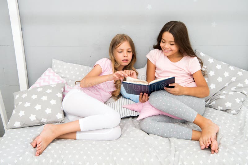 Kinder lasen Buch im Bett Familientradition Beste Freunde der Mädchen lasen Märchen vor Schlaf Beste Bücher für Kinder stockfotos Kinder lasen Buch im Bett Familientradition Beste Freunde der Mädchen lasen Märchen vor Schlaf Beste Bücher für Kinder stockfotos