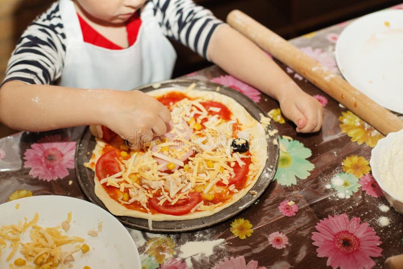 Kinder Machen Selbst Gemachte Pizza Stockfoto - Bild von schutzkappe ...