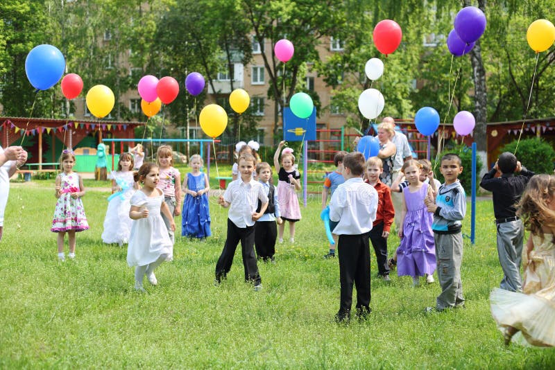 Kinder mit Ballonen in Kindergarten 1042 stockbild Kinder mit Ballonen in Kindergarten 1042 stockbild
