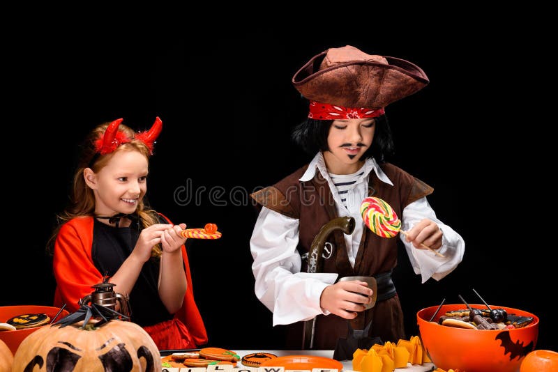 Kinder mit Halloween-Bonbons stockbilder Kinder mit Halloween-Bonbons stockbilder