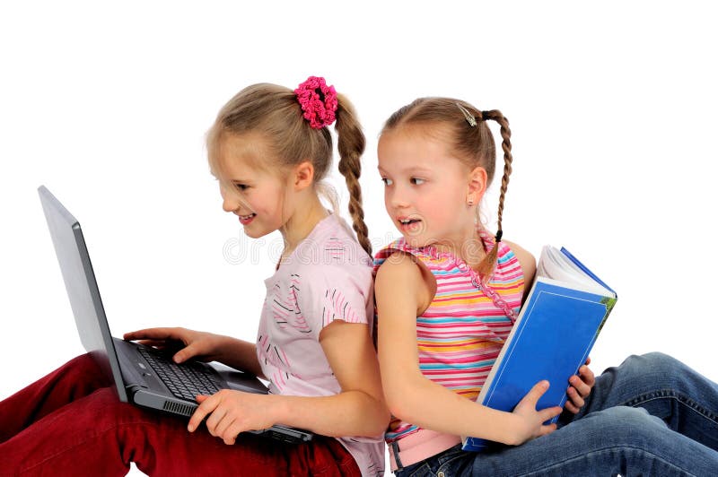 Kinder mit Laptop und Buch stockbild Kinder mit Laptop und Buch stockbild