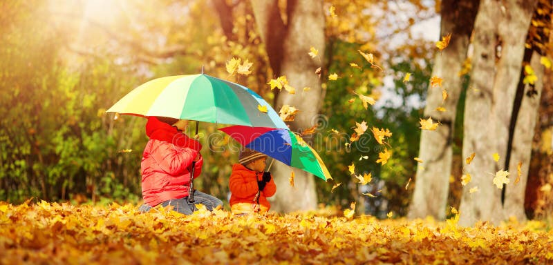 Kinder mit Regenschirmen im schönen Herbsttag lizenzfreies stockfoto