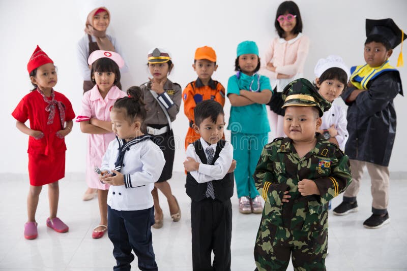 Kinder mit verschiedener multi Berufuniform