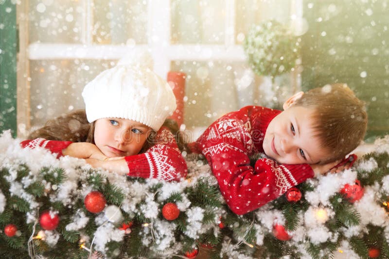 Kinder Mädchen und Junge Warteweihnachten, Winterurlaube lizenzfreies stockbild Kinder Mädchen und Junge Warteweihnachten, Winterurlaube lizenzfreies stockbild