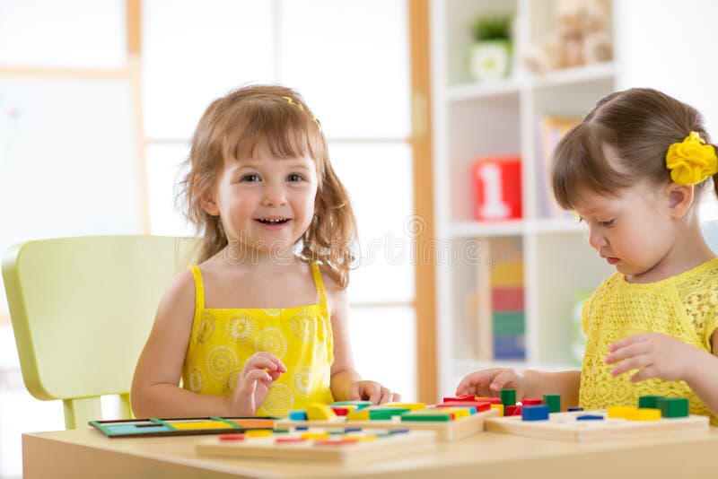 Kinder scherzt Spiel mit den pädagogischen Spielwaren und vereinbart und sortiert Farben und Formen Lernen über Erfahrungskonzept