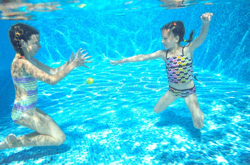 Kinder Schwimmen Im Unterwasser Pool, Glückliche Aktive Mädchen Haben Spaß Unter Wasser 