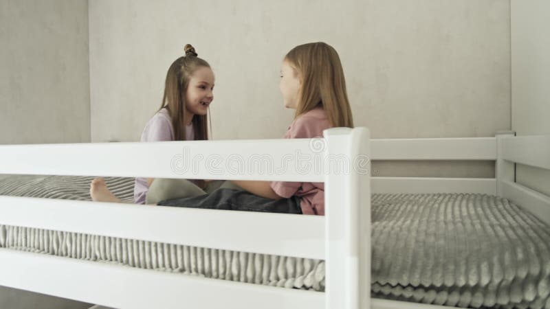 Kinder spielen auf dem Bett